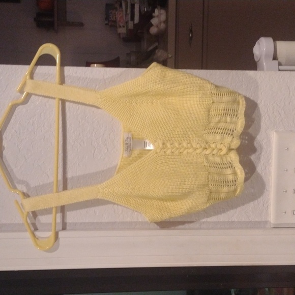 A yellow, knitted crop top - Picture 2 of 6